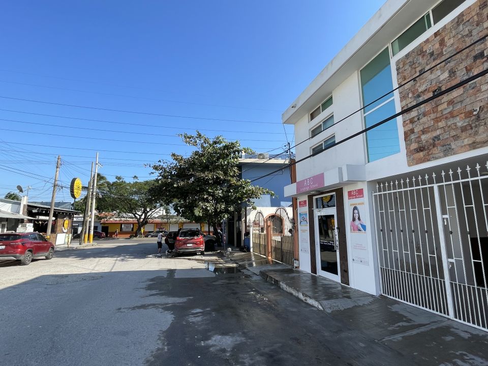 Calle 6 en la colonia Jardín 20 de Noviembre, con la entrada de ABC Language School